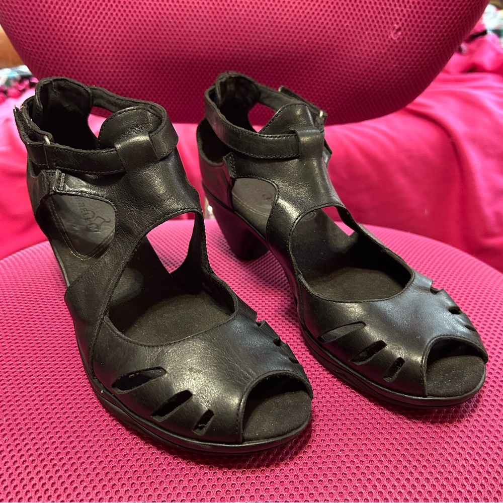 Merrell black soft leather rubber sole heels size 9.5
